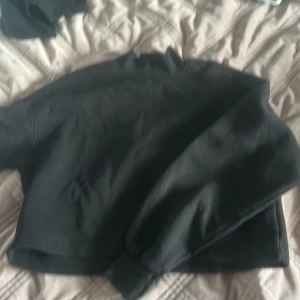 Jätte skön tröja - Tröjan har används några gången men inga skador tröjan är väldigt skön med bra matrial och passar perfekt till hösten 