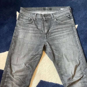 Replay jeans - Tja! Säljer dessa byxor i storleken 158cm/14A de är i fint skick som ni ser Skriv vid funderingar!