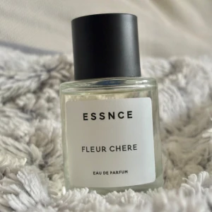 Essnce Fleur Chere  - Ny endast testad. 95 kvar i flaskan. Inspirerad av baccarat rouge 540. Sensuell 