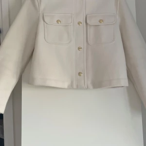 Zara beige ’kavaj’ med guldknappar - KAN GÅ NER I PRIS! nyskick, använd en gång. org pris. 500kr! säljer då jag ångrar köpet. vet inte om detta räknas som kavaj, kappa eller cardigan.. något i den stilen🩷