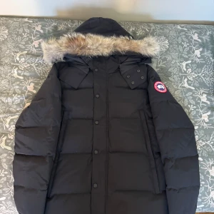 Canada goose jacka - Säljer min canada goose jacka som aldrig använt på grund av den var för stor, lapparna finns med och Qr koden funkar (det är en av en) och påsen är med som ni ser på bilden. Väldigt hög kvalitet 