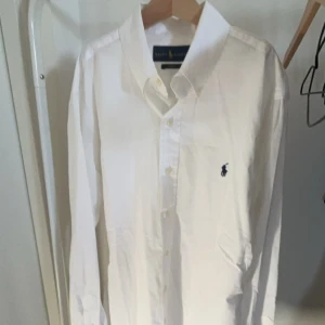 Ralph Lauren Skjorta - Säljer denna feta Ralph Lauren skjortan, 9/10 skick, nypris: 1500kr, mitt pris: 399kr!