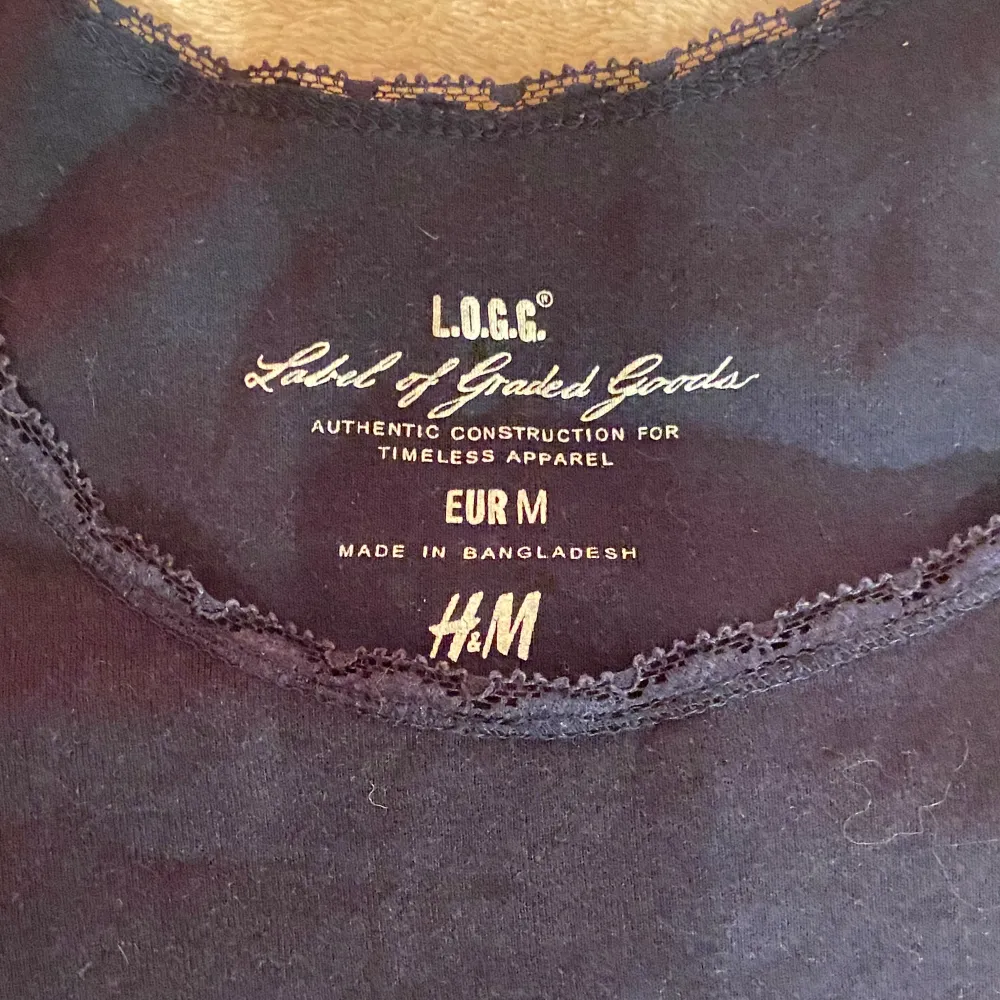 mörkblått linne från h&m med lite spets ✨ kontakta gärna vid frågor <3. Toppar.