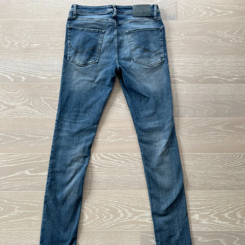 Säljer nu dessa fräscha Jack & Jones jeans | jeansen är i jätte fint skick 9/10 | storlek W31 L32 | hör av er vid minsta lilla fundering!. Jeans & Byxor.