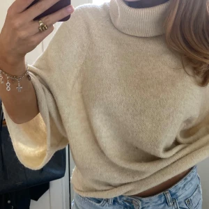 Stickad tröja - Oversized stickad tröja med krage från Zara. Perfekt nu till hösten 😍Inga defekter. Krämvit typ