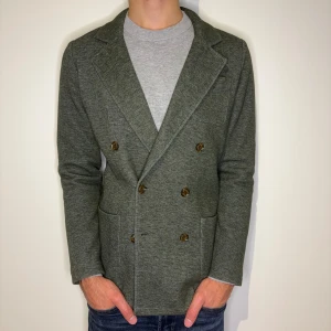 John Henric kavaj - Grön dubbelknäppt kavaj från John Henric | Skick 10/10 | Storlek: S | Nypris: 1600kr | Säljer för 589kr | Spårbar frakt via Postnord eller Instabox | Hör av dig vid frågor eller funderingar 