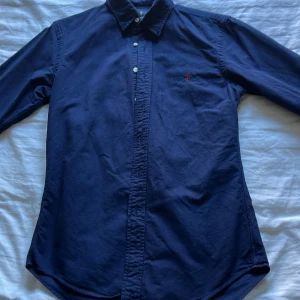 Ralph lauren Oxford skjorta - Mörkblå Ralph lauren skjorta slim fit. Storlek small. Använd ett fåtal gånger 