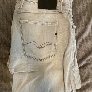Replay anbass - Tja, säljer nu mina replay anbass i färgen ljus grå då dom inte kommer till användning. Storleken är slim fit W34 L34. Bara höra av er vid mer frågor😊. 