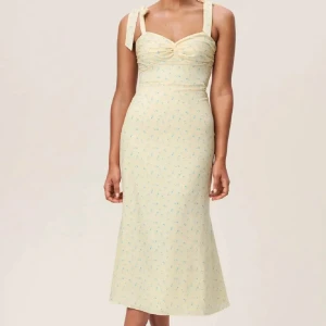 ADOORE - ADOORE belgatto midi dress pastel Yellow i storlek 32. Helt ny med lappar kvar Nypris:1595kr Kan tänka mig att gå ner i pris vid snabb affär