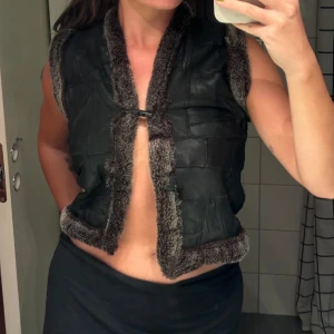 Skinn- och pälsväst  - Cool vintage skinn och pälsväst som går att ha åt båda hållen 🌟  Är osäker på om det är äkta skinn och päls då den är köpt i en vintage butik och saknar lapp.  Skulle säga storlek M (min storlek om man vill jämföra) men passar olika storlekar beroend