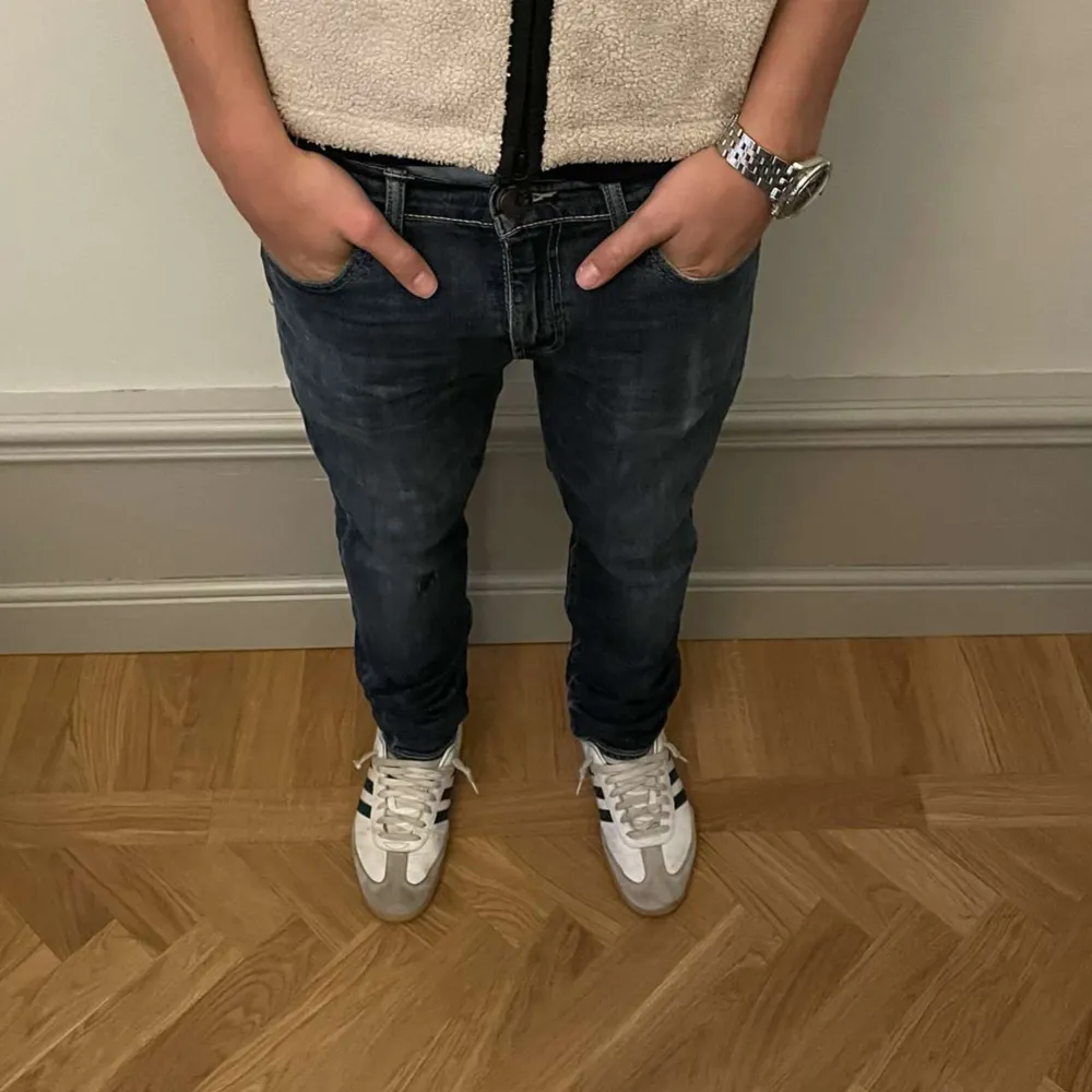 Sjukt snygga Levis jeans, sitter 10/10 och riktigt najs tvätt.  Skick:9/10 Strl: 31/32 Bildmodell: 180,73kg. Jeans & Byxor.