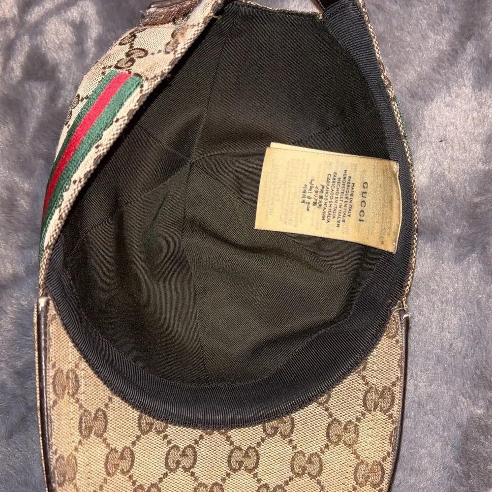 Äkta Gucci keps köptes i Italien använts i 2 månader max . Accessoarer.