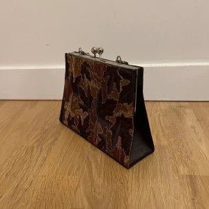 Liten handväska/kuvertväska  - Jättecool handväska som får plats med det viktigaste. Är använd men finns inga tecken på användning på väskan. 