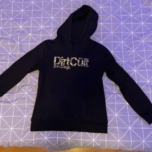 Svart hoodie från Drift Cult - Använd en del men inga tecken på slitage. Storleken är L men den sitter som en S