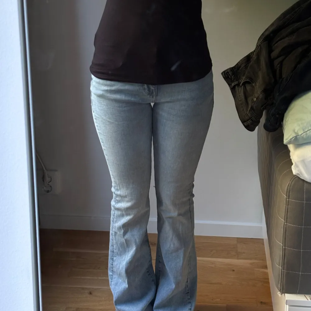 Jättefina ljusblåa jeans☺️☺️ Storlek 34 vilket motsvarar S💗 Inga defekter eller skador. Jeans & Byxor.