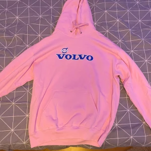 Rosa hoodie med Volvo-tryck - Använd en gång. 