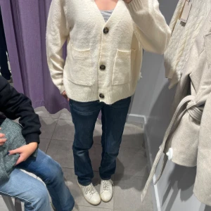 SÖKER!  - Söker denna koftan från Veo Moda i storlek xs. Hör av dig om du vill sälja den för ett rimligt pris 🫶🏻🤎🍂🍁