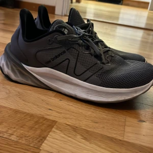 New balance grå skor - Jättebra skick och jättefina, de är för små på mig så väljer att sälja, pris kan diskuteras via dm