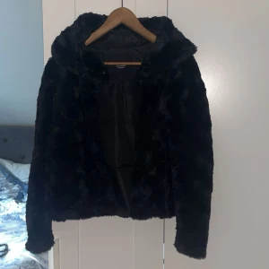 Svart pälsjacka från Vero Moda - Jackan är i bra skick den har tyvär en reva på insidan av ena armen, denna var där när jag köpte den men märkte inte av de förens efter ett tag alltså inget som syns💕 fler bilder går att lösa vid förfrågan, jackan kostade ca 600 kr när ja köpte den💕