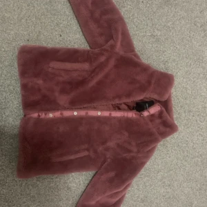 Päls rosa jacka - Jag säljer en vacker päls jacka med fickor, den är super skön och varm, den är perfekt för barn.