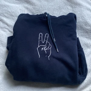 Mörkblå/svart hoodie  - Bra skick använt några gånger, storlek M, märke asos. Pris + frakt🌸
