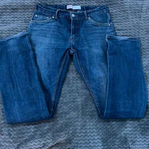 Levis 511 Slim Jeans 176 cm S - Snygga Levis 511 Slim jeans i en klassisk blå färg. De har en slim passform och är tillverkade i jeansmaterial. Perfekta för en stilren look med fyra fickor. Passar med folk som har storlek S och folk som ligger vid längden omkring 176 cm