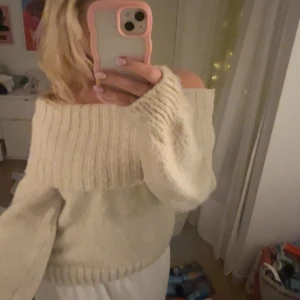 Off shoulder tröja  - Stickad off shoulder tröja. Såå fin men har tyvärr inte kommit till användning. 💓