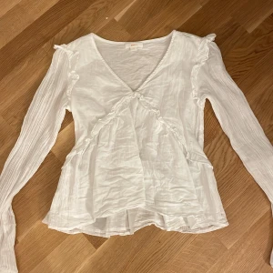 Blus från gina tricot i strlk 170 - Den är använda en gång och är i helt nytt tillstånd.