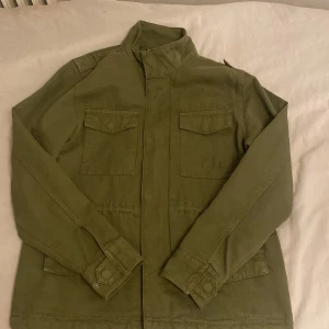 Grön feildjacket - En fet olivgrön feildjacket, passar xs, är använd en gång och säljer för endast 449 kr !!!
