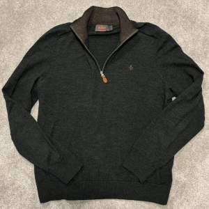 Morris halfzip - Tja! Säljer denna riktigt snygga mörkgröna halfzip från Morris i Merino ull! Tröjan är i nyskick, inga defekter! Size M men kan också passa en större S, modellen på bilden är 182cm lång ish. Skriv vid funderingar!