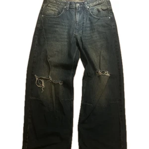 Jaded London Colossus jeans - Jaded London Colossus jeans i mycket bra skick, endast använda ett fåtal gånger. Storlek W32, fler bilder och mått kan jag skicka vid intresse.