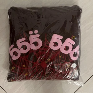 spider hoodies - Säljer flera coola hoodies med spindelnätsmönster och text i olika färger. Finns i svart, rosa, grå och blå. Perfekt för en unik och trendig stil. Storlekarna varierar mellan M och L.