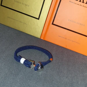 Navy Blue Armband - Snyggt blått armband med en unik ankardetalj i silverfärg. Armbandet är 19 cm långt 