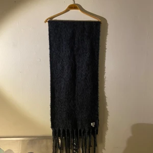 Stor mörkblå halsduk med fransar - Stor mörkblå halsduk med fransar och leopardmönster. 