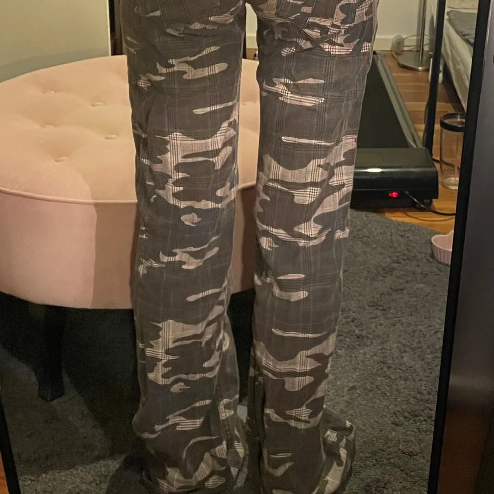 Snygga byxor med camouflage mönster. De har en perfekt bootcut passform💗🤞🫶. Farkut & Housut.