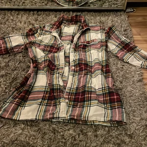 Pyjamas set - Säljer ett pyjamas sätt från Lindex i 158/164. Säljer då jag har växt ut de men de är väldigt bekvämt❤️
