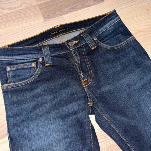 Mörkblå jeans från Nudie Jeans - Snygga mörkblå jeans från Nudie Jeans med en smal passform. Storleken passar 28-29 i midjan och 30 längd typ. Kom privat för storlek för den visar inte riktigt rätt🥴✅