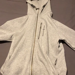 sail racing tröja - mycket bra skick, utom en liten svart fläck på ryggen, går nog bort med rätt medel!