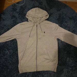 Polo Ralph Lauren - Tja, säljer en grå Ralph lauren zipper i storlek S, tröjan har inga defekter och skick 9/10. Tröjan är knappt använd och köpt i USA för runt 6 månader sen. Kvitto finns ej. Kom men frågor o pris kan diskuteras.
