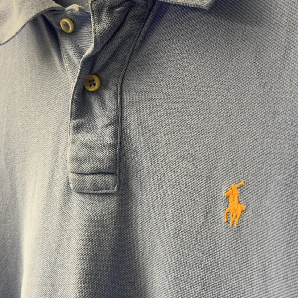 Skön blå piké från Polo Ralph Lauren. Strl XL i barnstorlek som motsvarar S nästan exakt. Inga defekter.. T-paidat.
