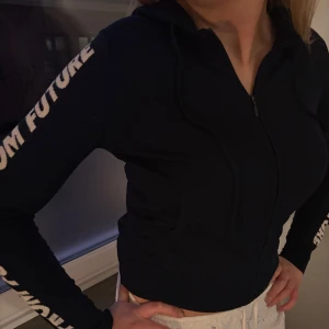 Kashmir hoodie från From Future - Snygg marinblå Kashmir hoodie från from future, I princip helt oanvänd 😊