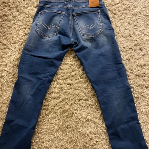 Replay Jeans  - Säljer dessa fina jeans då det tyvär inte kommer till så mycke användning   Size 33 Nypris 1700 Vid fler frågor hör av dig priset är ej fast  Mvh Ludde