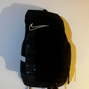 Nike Elite Väska - Nike Elite väska, i princip helt ny med minimala tecken av användning, säljer då jag ej använder den, skriv om frågor.