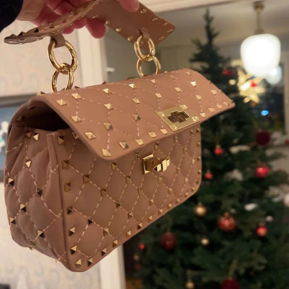 Valentino rockstud väska, rosa, lilla modellen, kedjan tillkommer, som ni ser på sista bilden har lite lite lite av den blivit ”svart” men det är inget man märker av. Väskan är annars i perfekt skick. Laukut & Käsilaukut.
