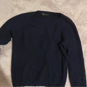 Merionull tröja  - Hej, jag säljer en äkta merionull tröja som ser man ser på bilden. Den är riktigt merionull, jag har knappt använt den. Den ligger bara inne i garderoben inte använt den 3 månader. Pris kan diskuteras endast vid snabb affär. Den passar S mer skulle jag även säga.