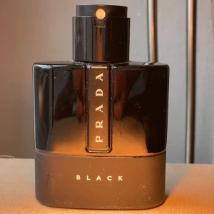 Prada Luna Rossa Black  - Prada Luna Rossa Black, 50 ml med 40-45 ml kvar. Riktigt god maskulin doft, perfekt för de kalla höst & vinter dagarna. Säljer eftersom jag vill ha omväxling. Skicka ett dm om du har några frågor 👊