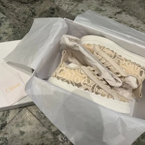 Chloé sneakers!! - Säljer mina super snygga Chloé sneakers i modellen ”Lauren lace” eftersom dom inte kommit till användning. Skorna är som nya och knappt använda, skriv om ni har några frågor. Stl 37!!