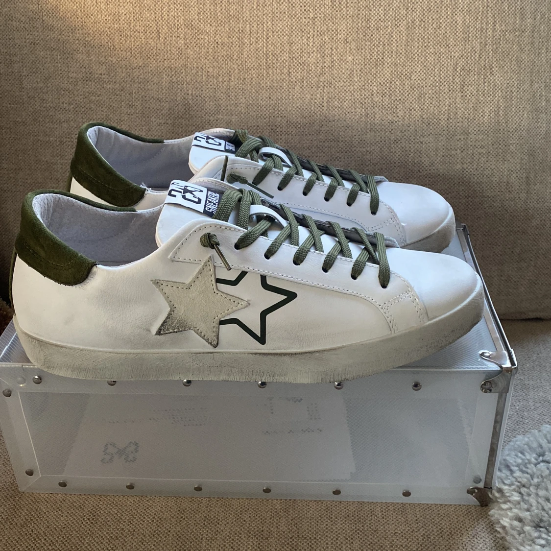 Oanvända vita 2star skor