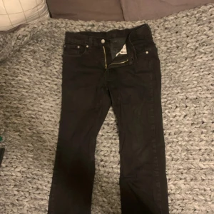 Svarta slim jeans  - Feta svarta levis byxor slim fit sitter jättebra, bra skick bara använt ett fåtal gånger Waist 31 length 34