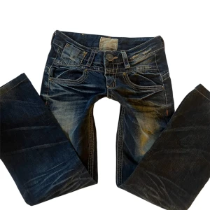 Coola lowwaistjeans y2k - Mörkblåa y2k jeans i lowrise. Flare/bootcut. Innerbenslängd: 73 cm. Midjemått: 73 cm runtom 🫶🏼
